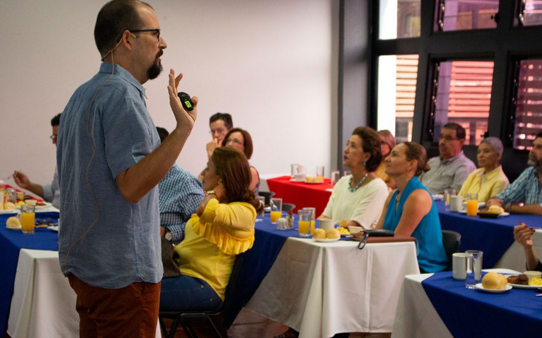 Desayuno conferencia con padres de alumnos prospectos